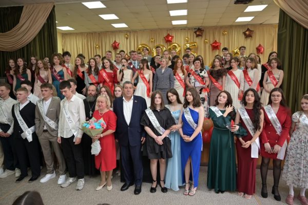 Торжественное вручение аттестатов в Домодедовской школе №4 с УИОП