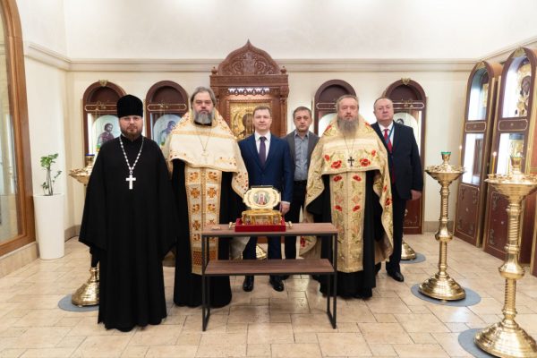 Ковчег с мощами святителя Тихона встретили в аэропорту Домодедово