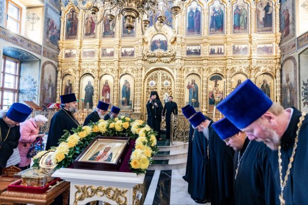 Принесение ковчега с частицей мощей святителя Тихона, Патриарха Московского и всея России, в Подольскую епархию