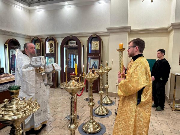 Первая Божественная литургия в Михаило-Архангельской часовне аэропорта Домодедово