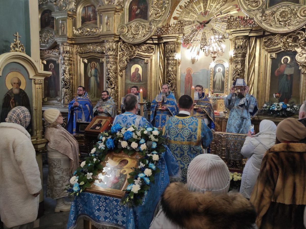 Божественная литургия в день престольного праздника в храме иконы Божией Матери «Утоли моя печали» деревни Одинцово г.о. Домодедово
