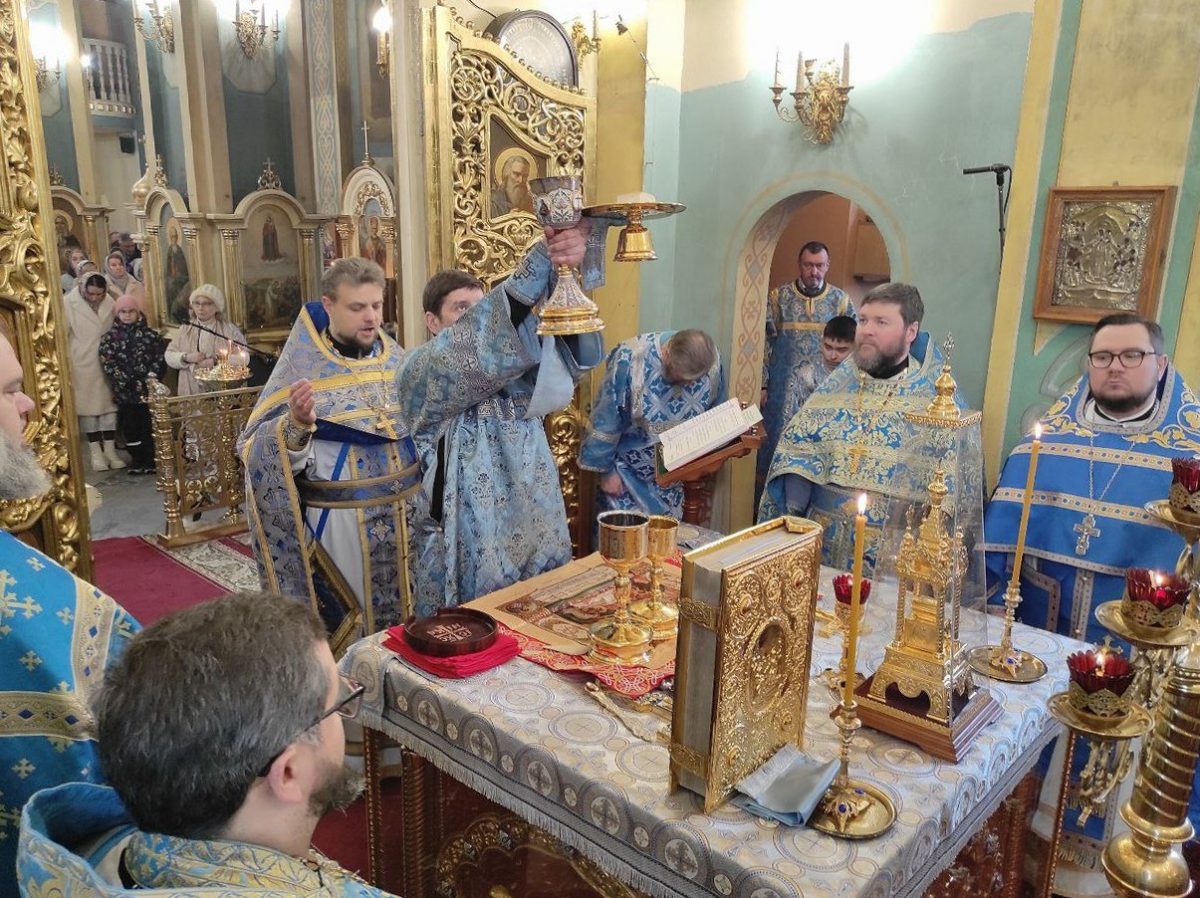 Божественная литургия в день престольного праздника в храме иконы Божией Матери «Утоли моя печали» деревни Одинцово г.о. Домодедово — фото 2