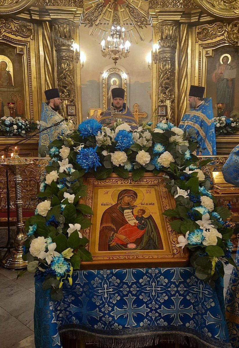 Божественная литургия в день престольного праздника в храме иконы Божией Матери «Утоли моя печали» деревни Одинцово г.о. Домодедово — фото 4