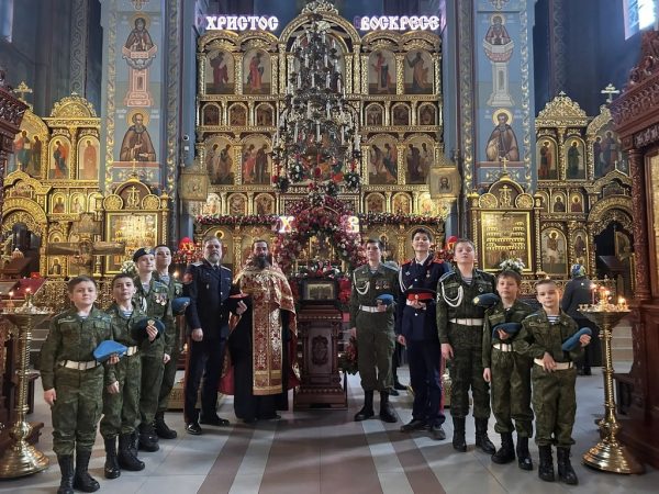 Воспитанники военно-патриотического клуба г. Домодедово приняли участие в пасхальной Литургии в соборе Всех святых в земле Русской просиявших