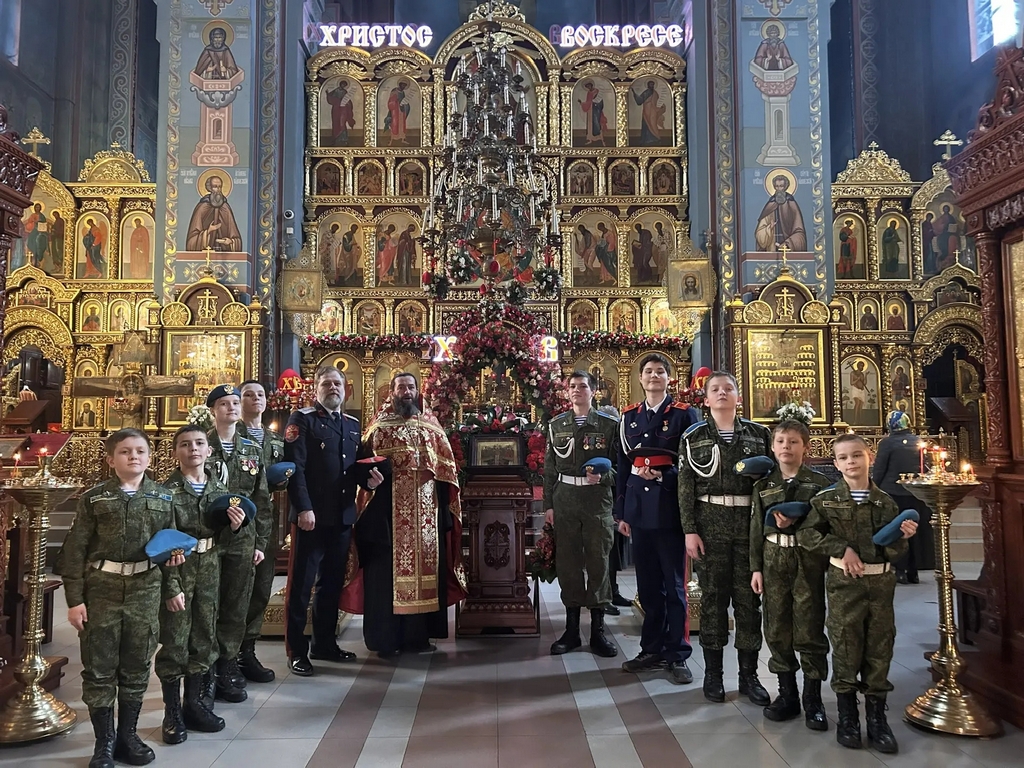 Воспитанники военно-патриотического клуба г. Домодедово приняли участие в пасхальной Литургии в соборе Всех святых в земле Русской просиявших