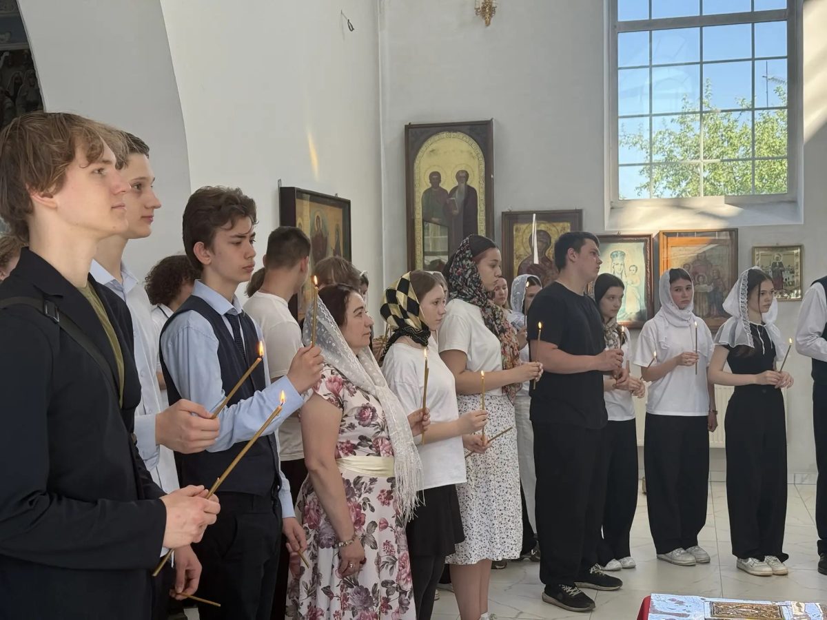 Молебен для старшеклассников перед выпускными экзаменами в храме Рождества Христова мкр. Барыбино г. Домодедово — фото 2