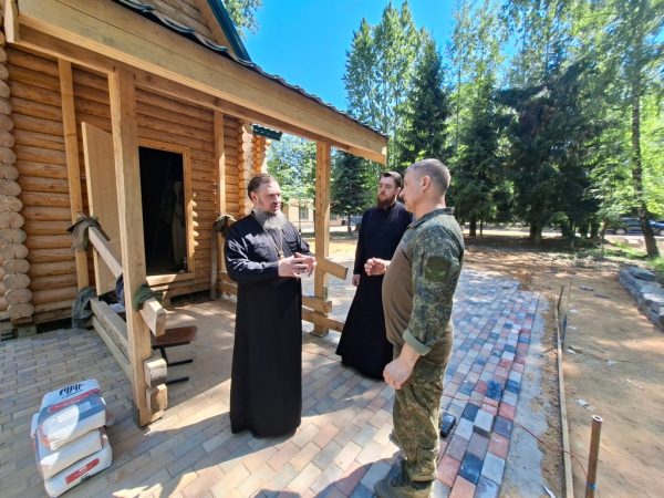 Благочинный Домодедовского церковного округа иерей Алексий Сизинцев осмотрел ход строительства нового храма