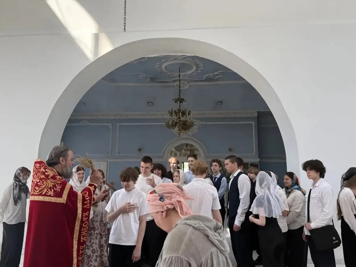 Молебен для старшеклассников перед выпускными экзаменами в храме Рождества Христова мкр. Барыбино г. Домодедово — фото 3
