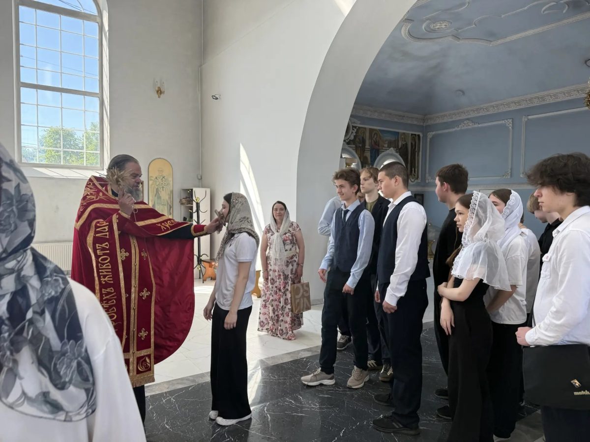 Молебен для старшеклассников перед выпускными экзаменами в храме Рождества Христова мкр. Барыбино г. Домодедово — фото 4