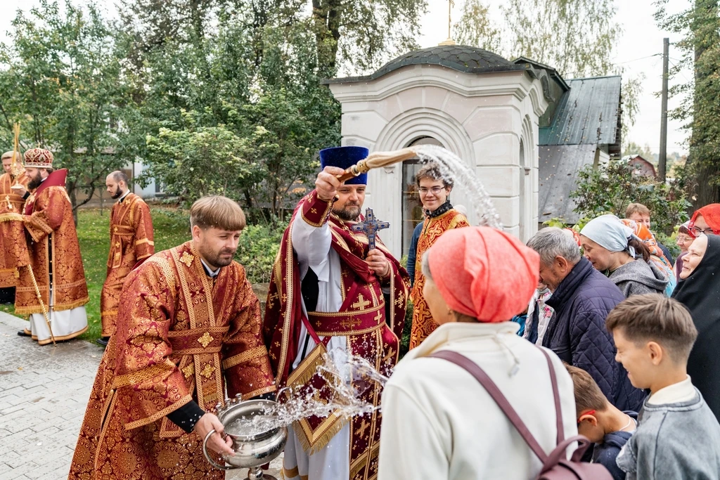 Архиерейское богослужение в Никитском храме села Никитское г.о. Домодедово — фото 6