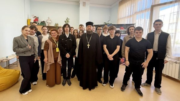 «Диалог со священником»: встреча настоятеля Крестовоздвиженского храма д. Сокольниково г. о. Домодедово иерея Евгения Горюнова со старшеклассниками