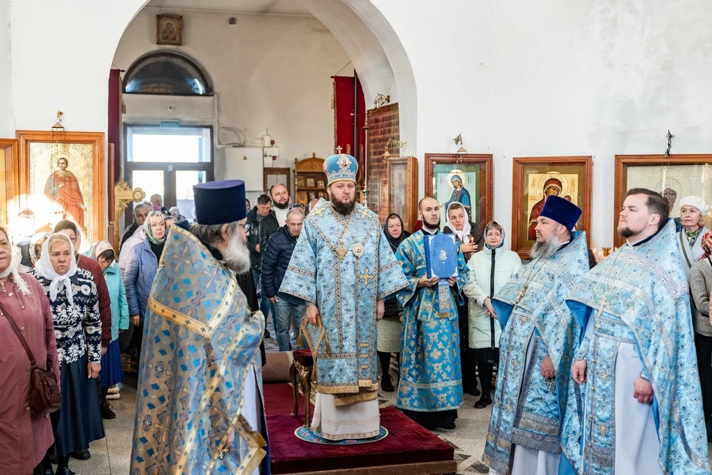 Архиепископ Подольский и Люберецкий Аксий совершил Божественную литургию в Иверском храме села Растуново г.о. Домодедово