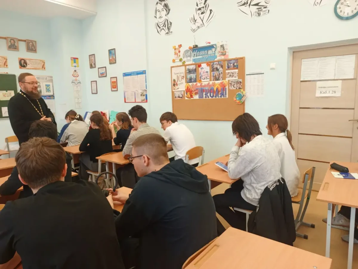 Встреча настоятеля Крестовоздвиженского храма д. Сокольниково г. о. Домодедово иерея Евгения Горюнова со старшеклассниками