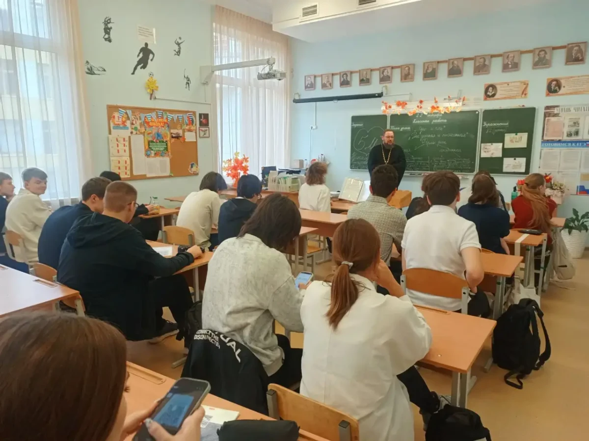 Встреча настоятеля Крестовоздвиженского храма д. Сокольниково г. о. Домодедово иерея Евгения Горюнова со старшеклассниками — фото 3